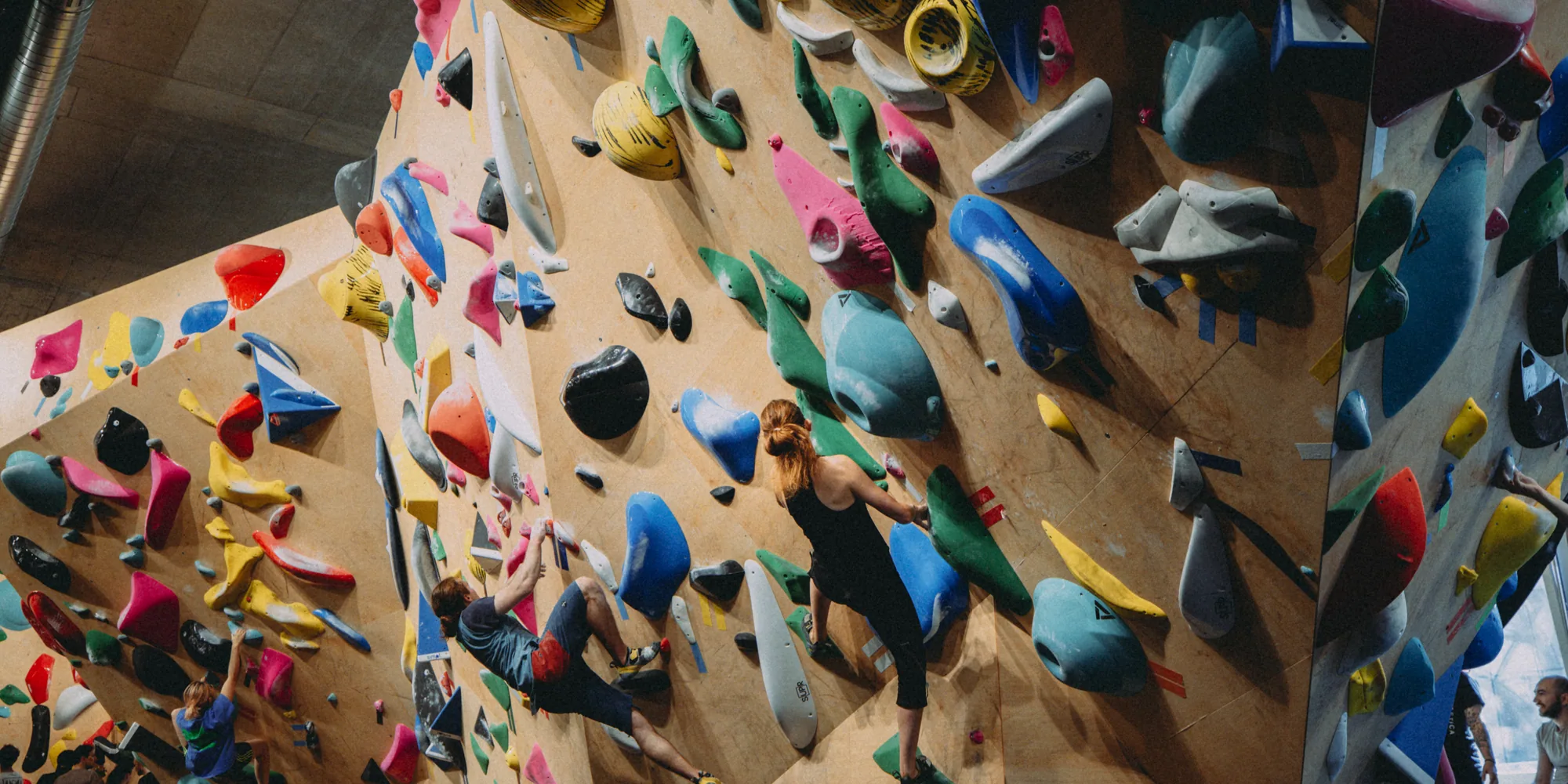 Kletternde an den Boulderwänden von Mitō in Zürich