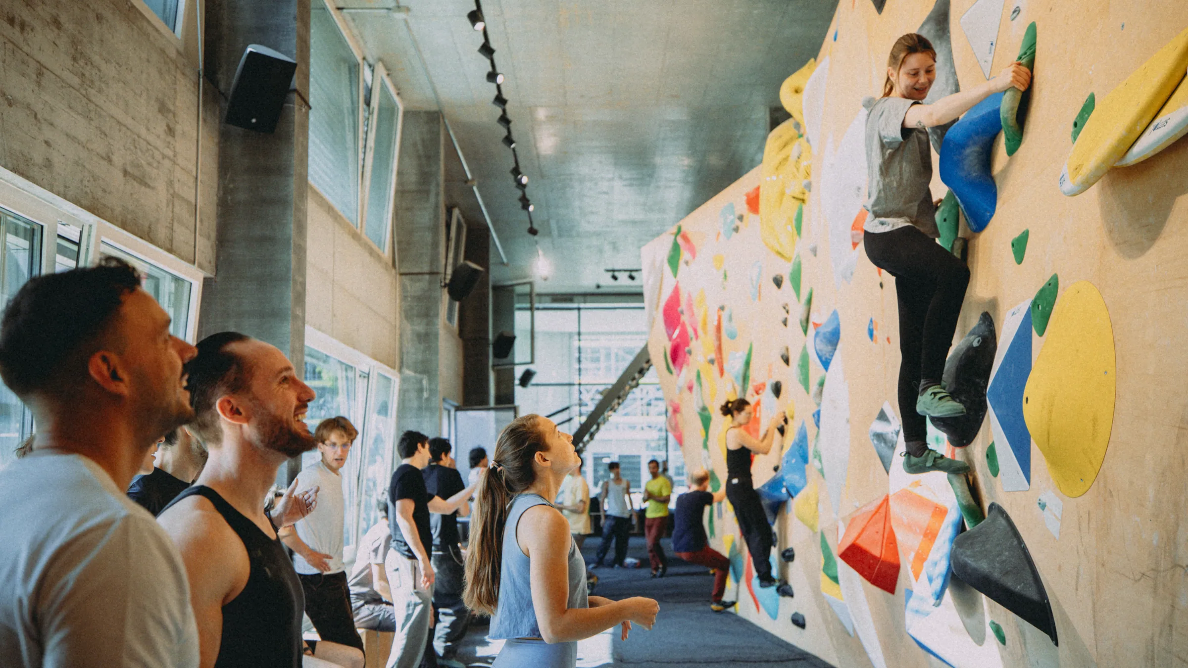 Team beim gemeinsamen Bouldern in der Mitō Boulderhalle in Zürich